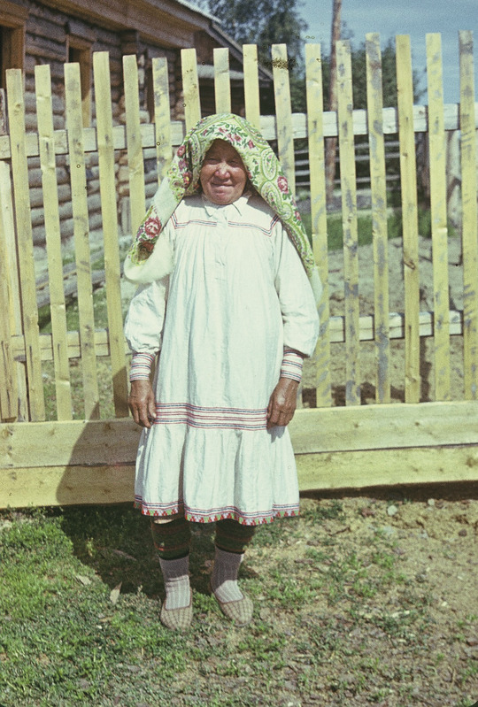 Handi naine suverõivais.  Handi-Mansi rahvusringkond Berjozovo rajoon Tegi külanõukogu ja küla.
Foto 1977.