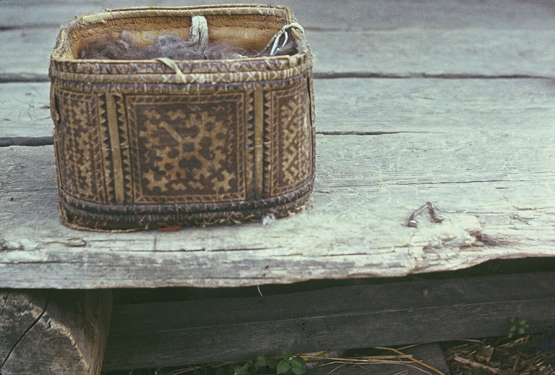 Handi naise käsitöökarp. Handi-Mansi rahvusringkond Berjozovo rajoon Tegi külanõukogu ja küla.
Foto 1977.