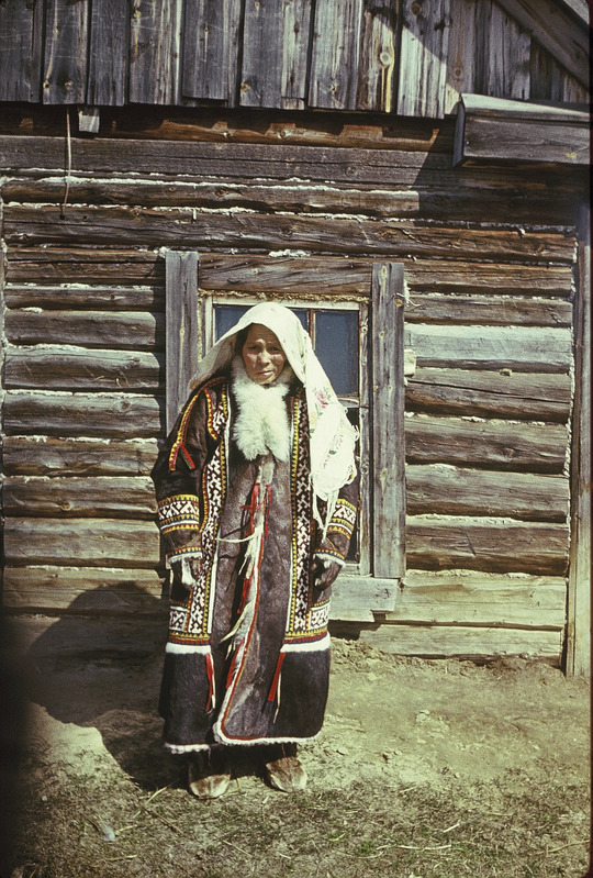 Handi naine talverõivais.  Jamali Neenetsi autonoomne ringkond Priuralski rajoon Zeljonõi Jari külanõukogu ja küla
Foto1978.
