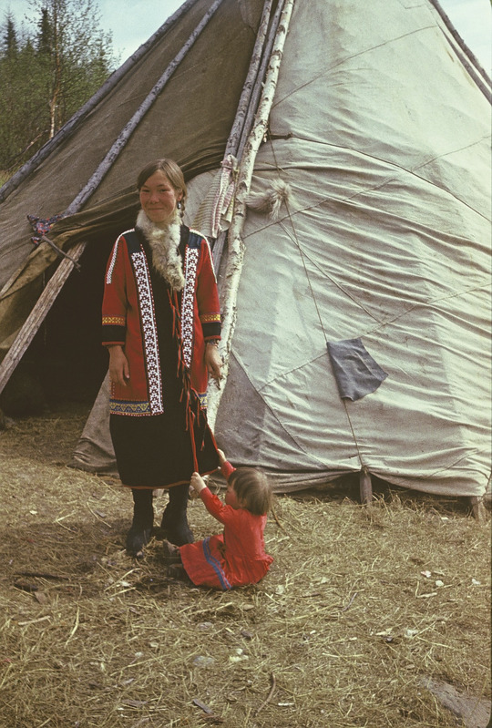 Handi neiu lapsega. Jamali Neenetsi autonoomne ringkond
 Priuralski rajoon Harsaimi külanõukogu Išljohi suveküla.
Foto 1978.