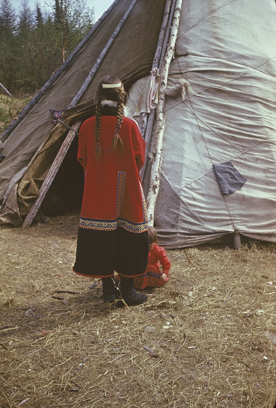 Handi neiu, seljas kalevikuub, tagantvaade. Jamali Neenetsi autonoomne ringkond 
Priuralski rajoon Harsaimi külanõukogu  Išljohi suveküla.
Foto 1978.