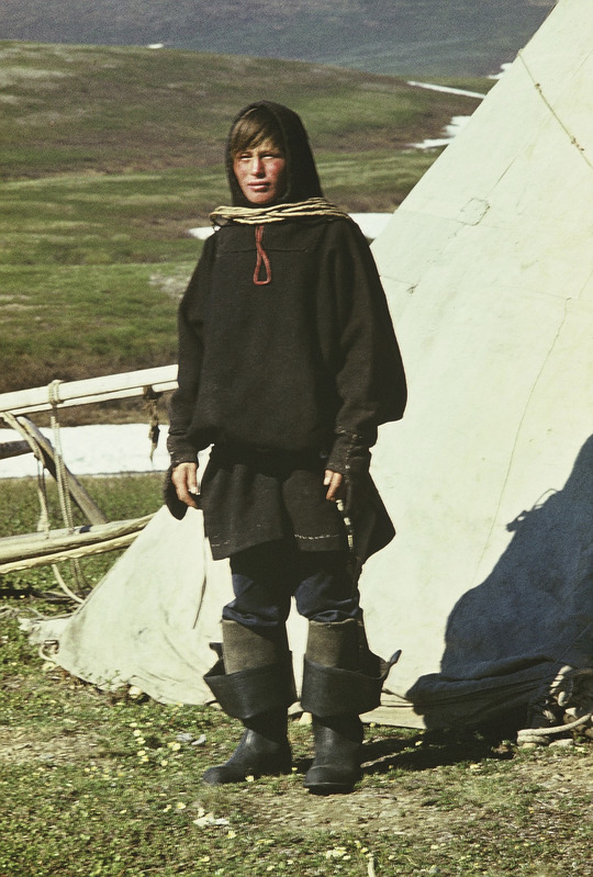 Handi mees, seljas umbkuub, jalas kummikud. Kaela ümber on lasso, millega püütakse põhjapõtru. 
Jamali autonoomne ringkond Priuralski rajoon Katrovoži küla  põhjapõdrakasvatajate ajutine suveasula Põhja-Uuralides.
Foto 1978.