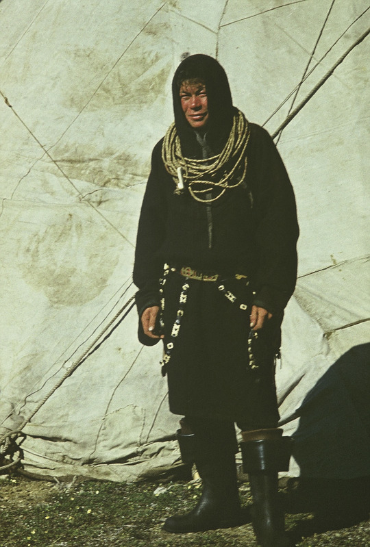 Handi mees, seljas umbkuub, jalas kummikud. Kaela ümber on lasso, millega püütakse põhjapõtru. 
Jamali Neenetsi autonoomne ringkond Priuralski rajoon Katrovoži küla  põhjapõdrakasvatajate ajutine suveasula Põhja-Uuralides.
Foto 1978.