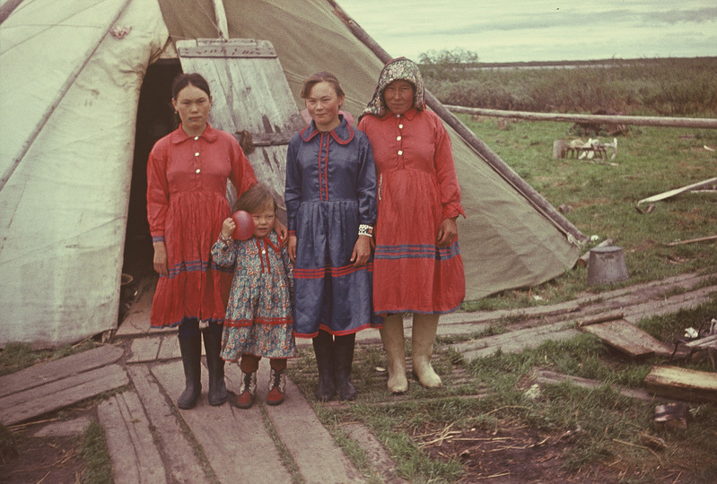 Handid püstkoja ees. Jamali Neenetsi autonoomne ringkond Priuralski rajoon Harsaimi külanõukogu  Võlposli küla.
Foto 1978.