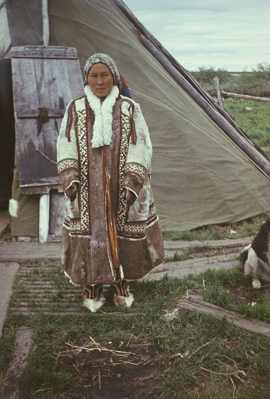 Handi naine talverõivais. Jamali Neenetsi autonoomne ringkond Priuralski rajoon Harsaimi külanõukogu  Võlposli küla.
Foto 1978.