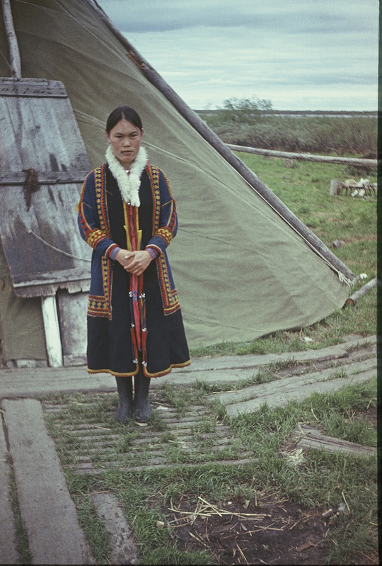 Handi neiu püstkoja ees, seljas kalevikuub. Jamali Neenetsi autonoomne ringkond Priuralski rajoon Harsaimi külanõukogu  Võlposli küla.
Foto 1978.