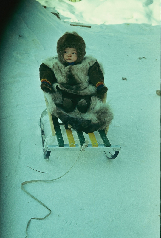 Handi laps talverõivais. Handi-Mansi autonoomne ringkond Berjozovo rajoon  Kazõmi külanõukogu Juilski küla.
Foto 1980.