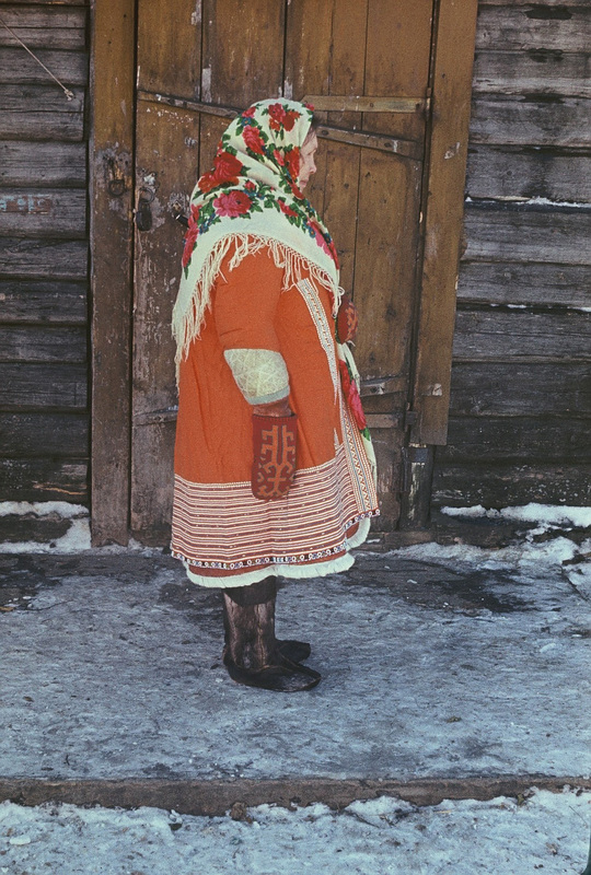Handi naine Darja Seburova (sünd. 1931) talverõivais, külgvaade Handi-Mansi 
autonoomne ringkond Berjozovo rajoon Polnovati külamõukogu Tugijanõ küla.
Foto 1980.