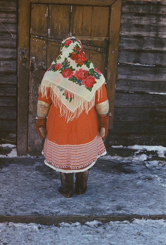 Handi naine Darja Seburova (sünd. 1931) talverõivais, tagantvaade. 
Handi-Mansi autonoomne ringkond Berjozovo rajoon Polnovati külamõukogu Tugijanõ küla.
Foto 1980.