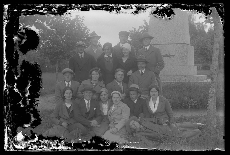 Grupiportree Puhja Vabadussõja mälestusmärgi ees