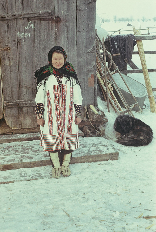 Handi naine Uljana Kaksina (sünd. 1931), seljas rüü. 
Handi-Mansi autonoomne ringkond Berjozovo rajoon Polnovati külamõukogu Tugijanõ küla.
Foto 1980.