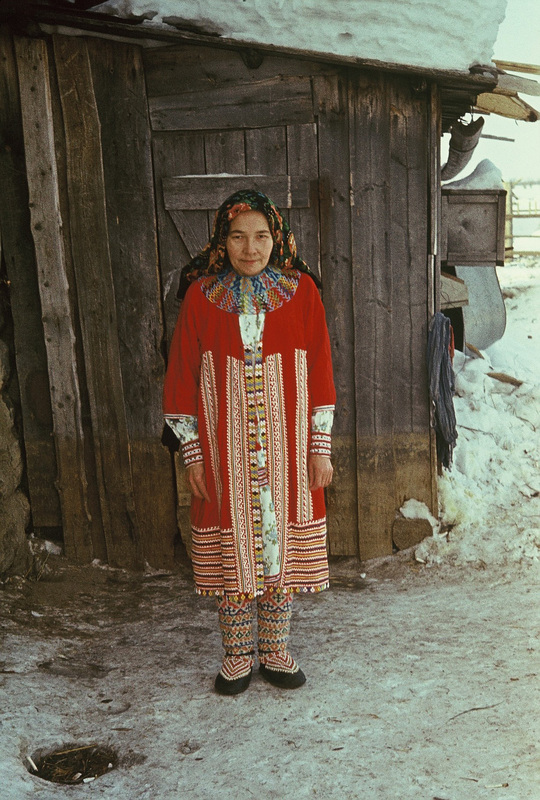 Handi naine Veera Kostina (sünd. 1936), seljas rüü. 
Handi-Mansi autonoomne ringkond Berjozovo rajoon Polnovati külamõukogu Tugijanõ küla.
Foto 1980.