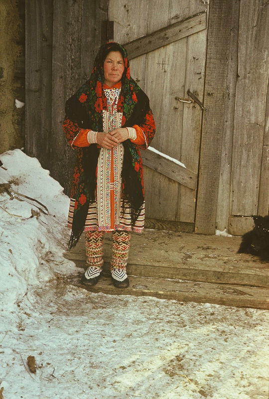 Handi naine Niina Griškina (sünd. 1935), seljas rüü. 
Handi-Mansi autonoomne ringkond Berjozovo rajoon Polnovati külamõukogu Tugijanõ küla.
Foto 1980.