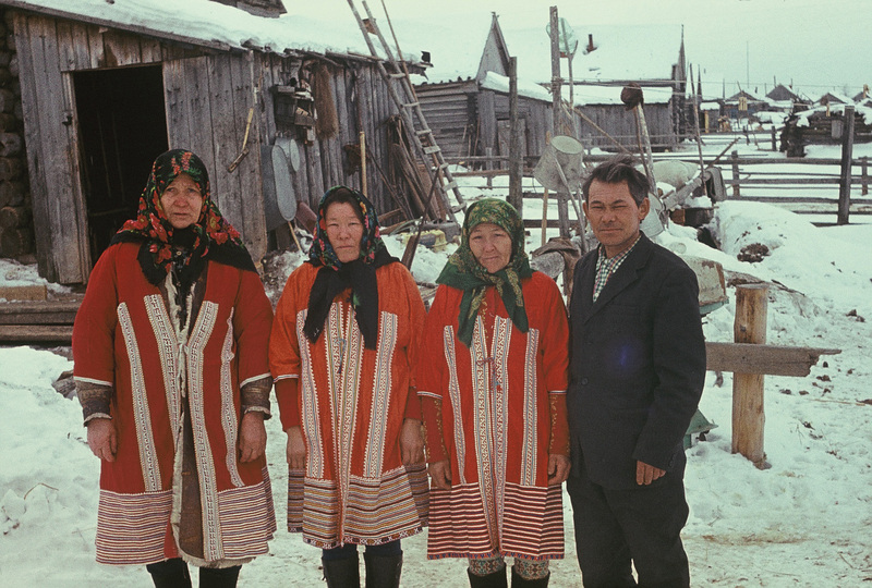 Handid, naistel on seljas rüü. Handi-Mansi autonoomne ringkond 
Berjozovo rajoon Polnovati külamõukogu Tugijanõ küla.
Foto 1980.