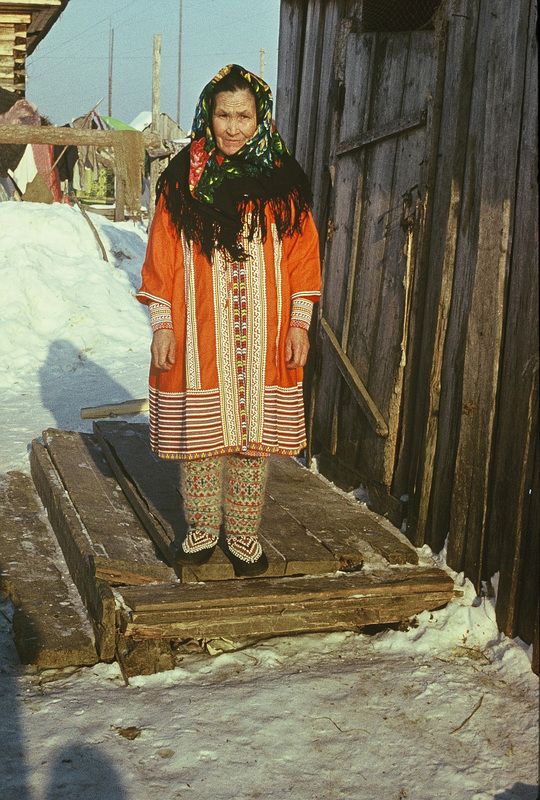 Handi naine, seljas rüü. Handi-Mansi autonoomne ringkond 
Berjozovo rajoon Polnovati külamõukogu Tugijanõ küla.
Foto 1980.
