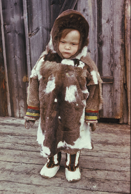 Handi poiss Nikolai Randõmov (sünd. 1981) talverõivais. Handi-Mansi autonoomne ringkond
 Berjozovo rajoon Kazõmi külanõukogu Juilski küla.
Foto 1984.