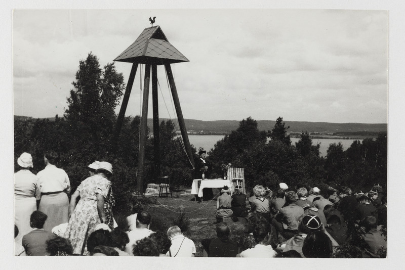 Rootsi eestlased, jumalateenistus Koitjärve laagri vabaõhukirikus.