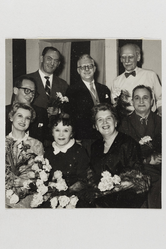 Rootsi eestlased, Stockholmi eesti teater, grupipilt lilledega.