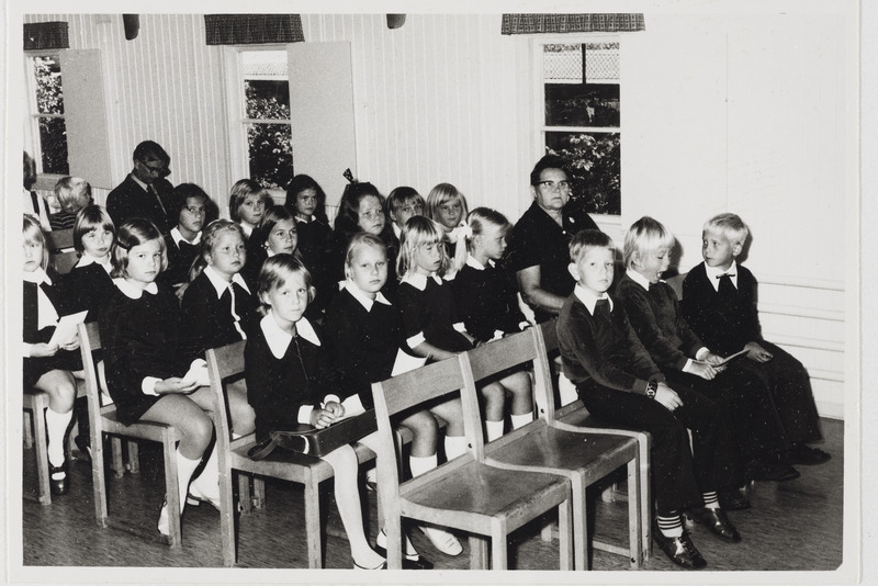 Rootsi eestlased, Göteborgi Eesti Algkooli aktus '73, lapsed saalis istumas.