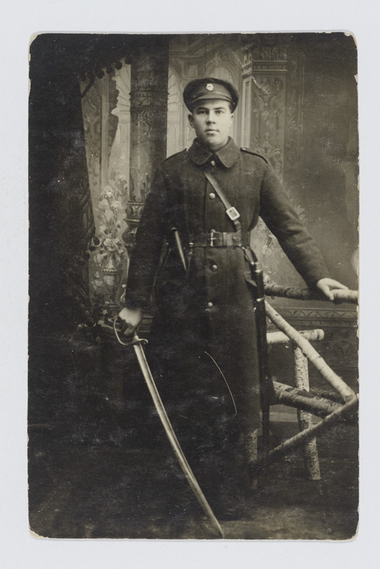 Vabadussõjas osalenud noormees, ateljeefoto