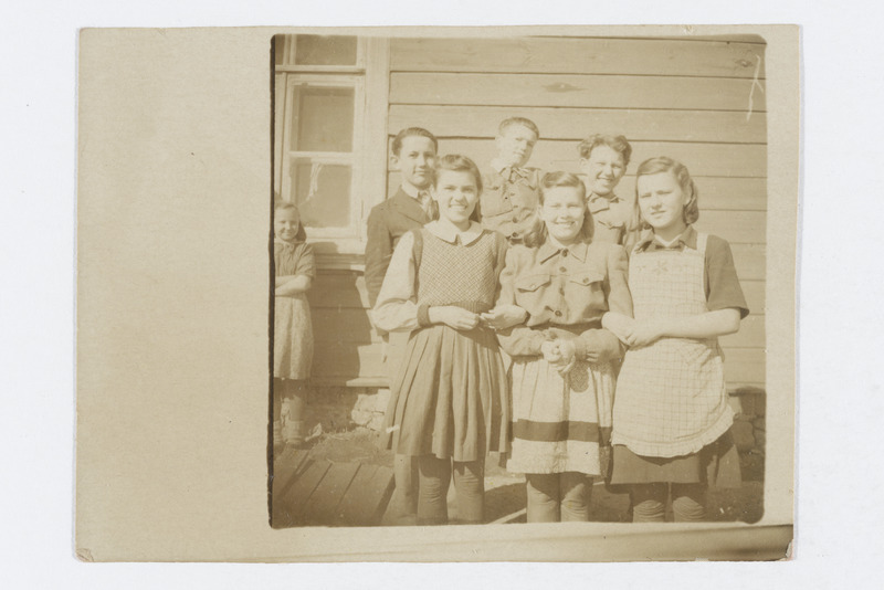 Grupp lapsi maja taustal