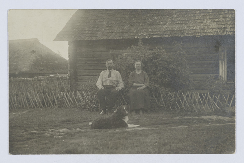 Hans Friedrich ja Alvine Marie Roth (Rohtmaa) koeraga Mälgu talu elamu ees