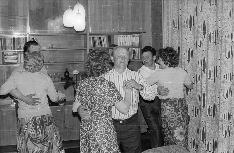 Pidu perekond Rähni kodus Puurmanis, külalised tantsimas