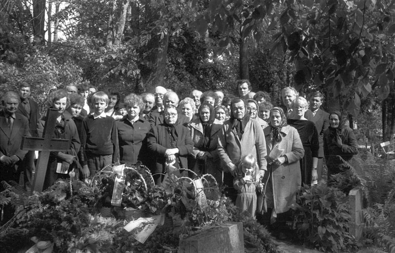 Hilda Rähni (1914-1987) matused, leinajad kalmu juures