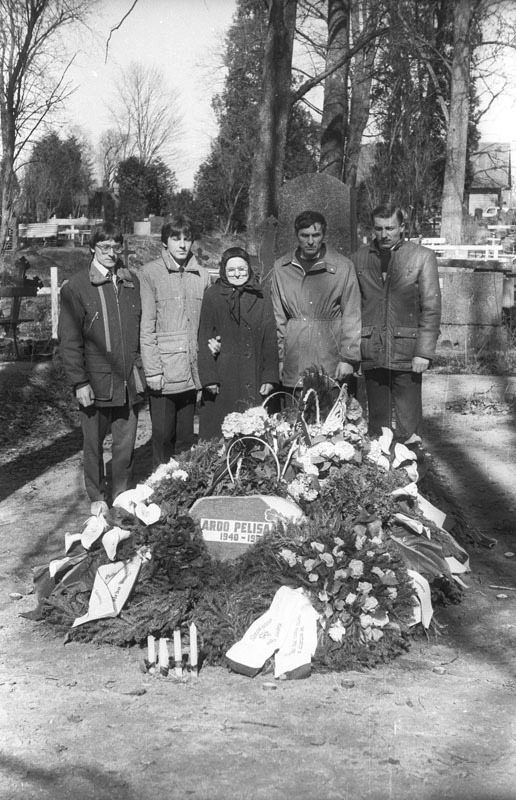 Ardo Pelisaare (1940-1987) matused Kursi kalmistul, lähedased kalmu juures