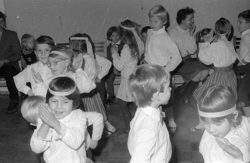 Nääripidu Puurmani lasteaias, lapsed tantsimas