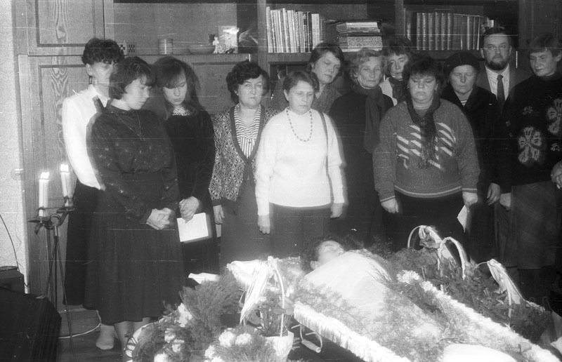 Aili Paabi (1941-1992) matused, leinajad lahkunuga ärasaatmisel kodust
