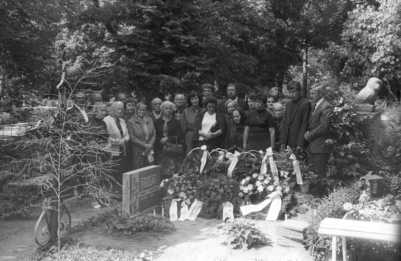 Nadeshda Juustu (1914-1986) matused Kursi kalmistul, leinajad kalmu juures