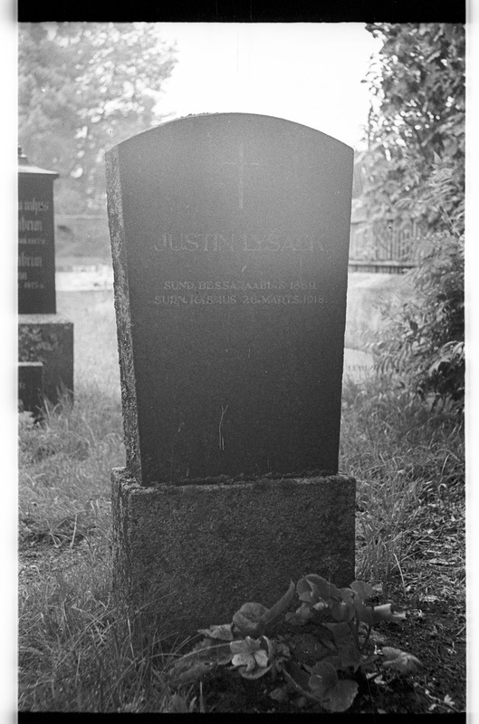 Käsmu kalmistu, Justin Lyšack (1889-1918) hauatähis