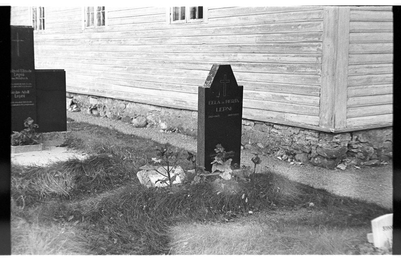 Käsmu kalmistu, Marie Lepni (1915-1927), Eela Lepni (1912-1927) hauatähis