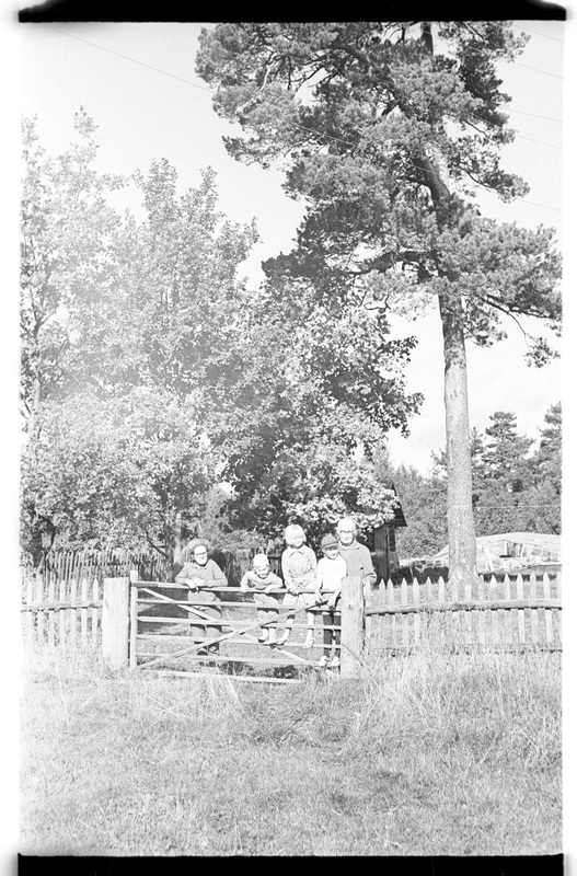 Värav, naised ja lapsed, Pedassaare (Lahemaa), Saare (Riso) talu