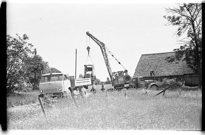 Traktori veokilt maha tõstmine kraanaga, Tõugu (Lahemaa), Hansu/Hansurahva talu