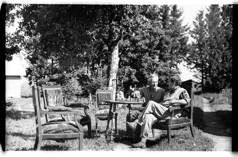 Kaks meest ja mööbel (toolid ja laud Kolga mõisast), Uuri, Kullekaevu talu