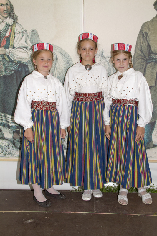 Tüdrukud Türi kihelkonna rahvarõivastes