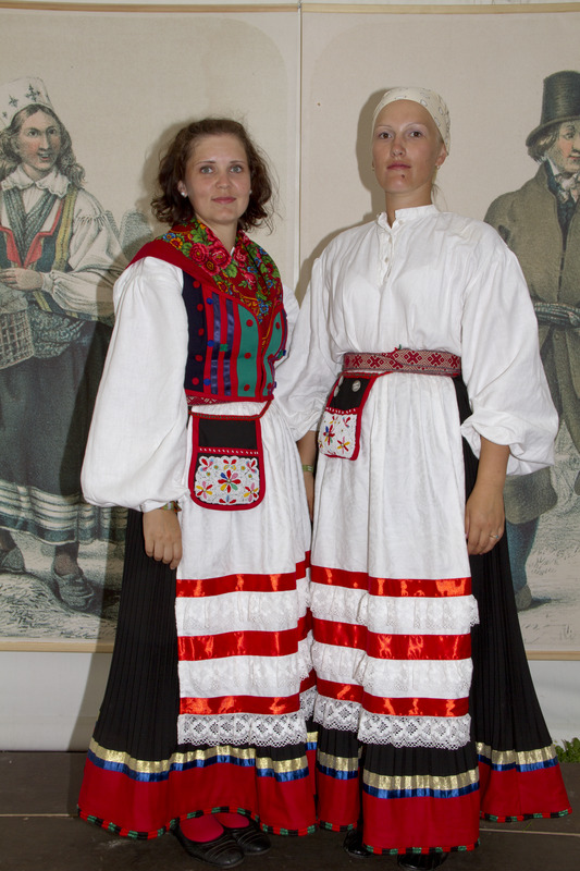 Naised Kihelkonna rahvarõivastes