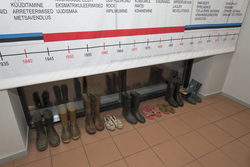Vaade näitusele "Kellu ja kitarriga. Eesti Üliõpilaste Ehitusmaleva töösuved" ERMi näitusemajas