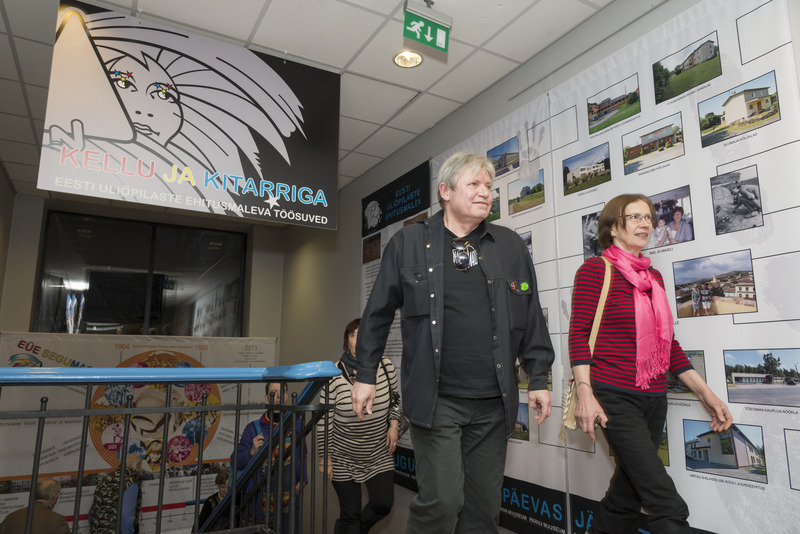 Külalised suunduvad näitusele