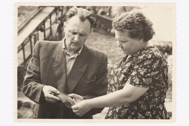 Osvald Saadre arheoloogilist leidu uurimas