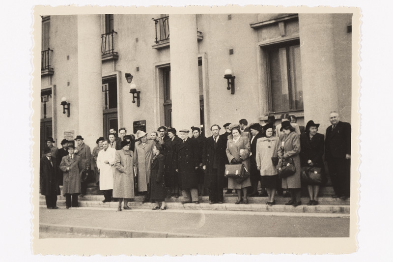 NL TA Materiaalse Kultuuri Instituudi pleenumist osavõtjad Eesti Põllumajanduse Akadeemia ees