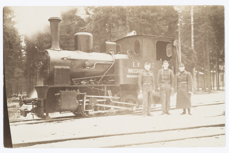 Naissaare komandatuur. Kaitseväelased Pärn, Kaljot ja Valgepää veduri juures