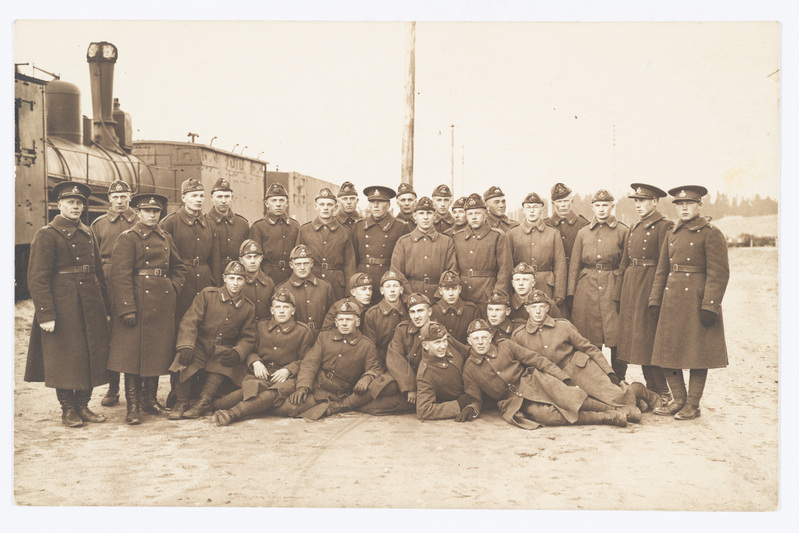 1. Soomusrongi rügement Raasiku jaamas rongi taustal