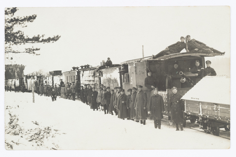 Vabadussõda. Kitsarööpaline soomusrong nr 2 koos meeskonnaga. Rongi kõrval kolmas rongi komandant leitnant Maximilian Beckmann (Mark Rank)