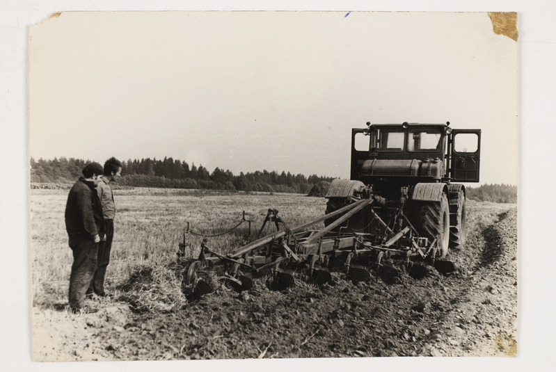 Kaks atra kokkupanduna traktor K-700-le künniproovil Ülenurme sovhoosis 1972.aastal.