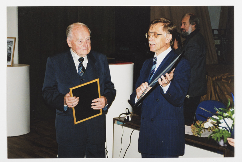 Ants Viires Jakob Hurda rahvuskultuuri auhinda kätte saamas 2004.aastal