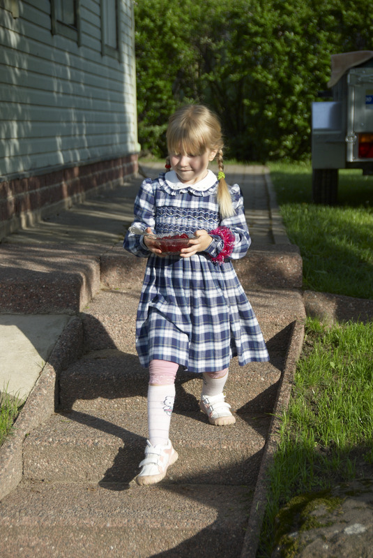 Kristiina viib salati õhtusöögilauale