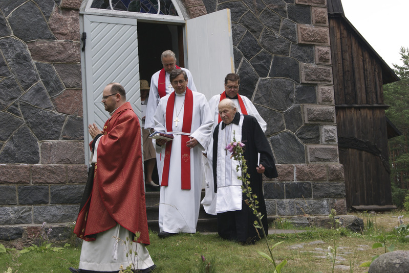 Vaimulikud lahkuvad kirikust pärast Ruhnu kivikiriku 100. aastapäeva jumalateenistust